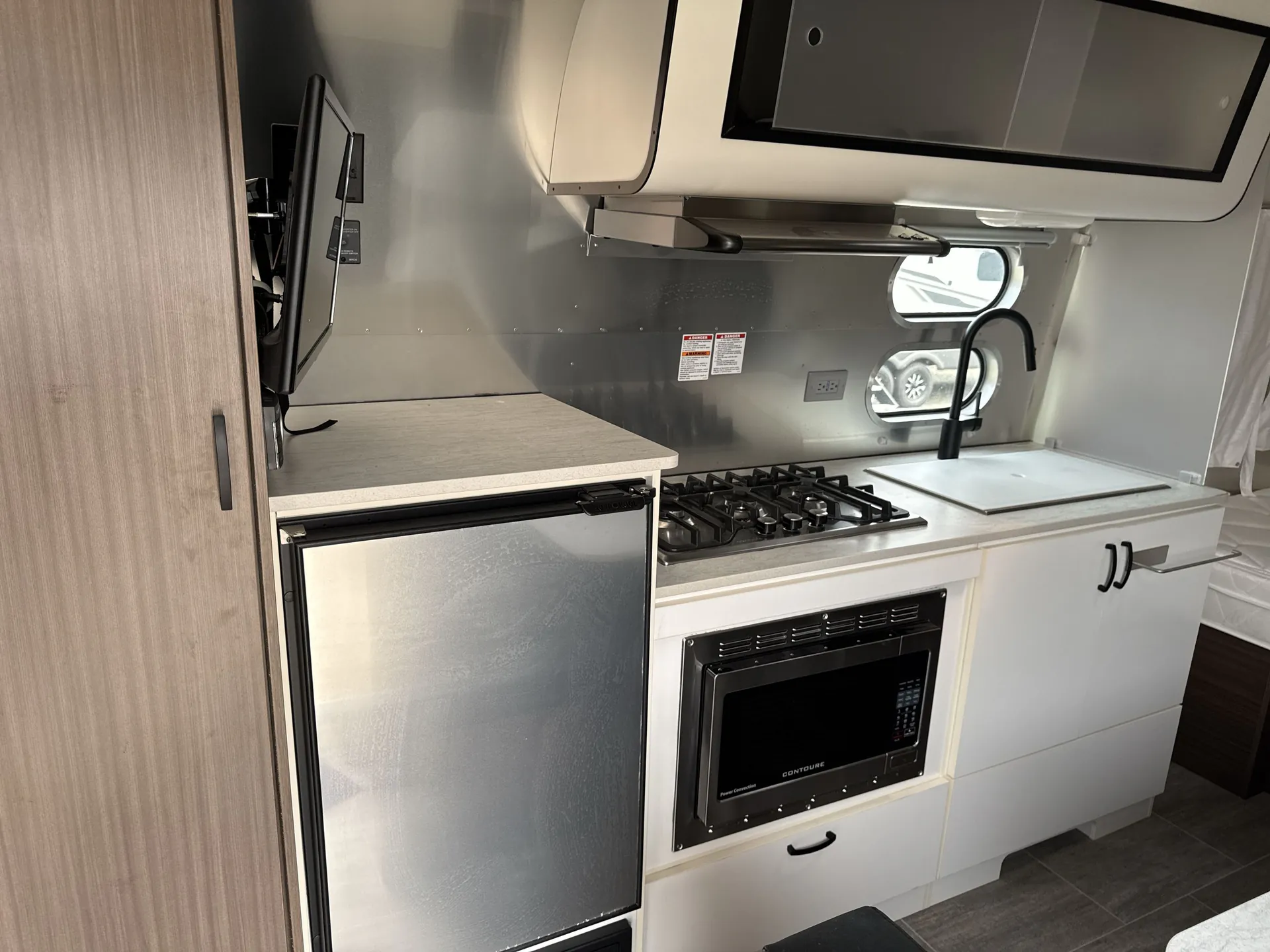 2020 Airstream Caravel 22FB — living area main