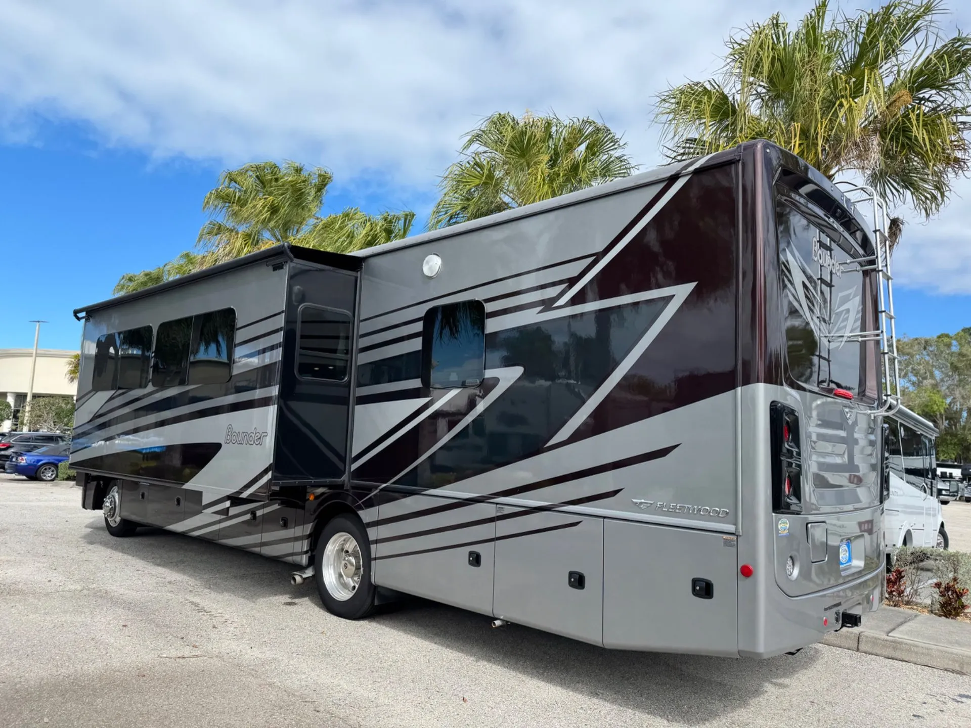 2024 Fleetwood Bounder 35K - Photo 4