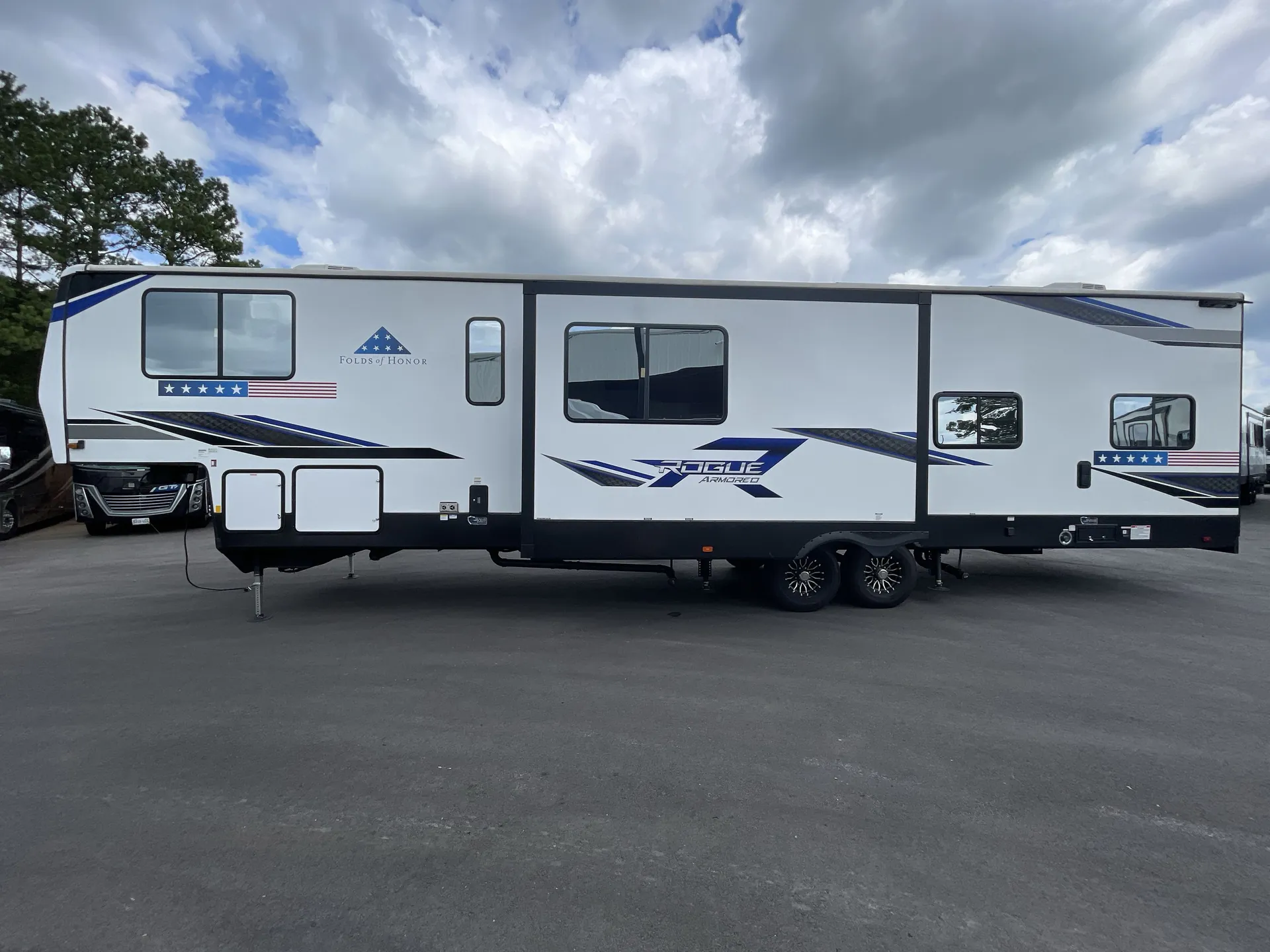 2024 Forest River Vengeance Rogue Armored 373BS13 — off campside