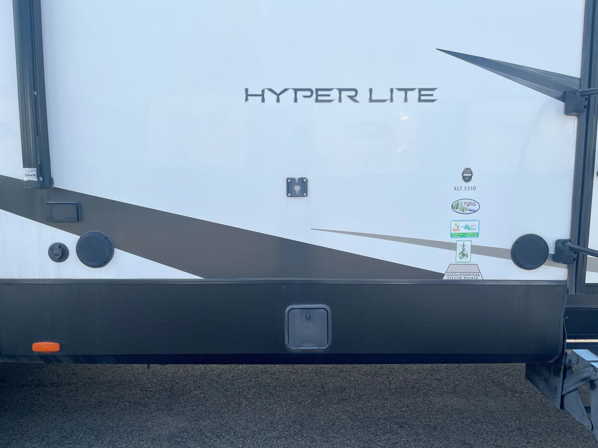 2022 Forest River Xlr Hyper Lite 3310 — outside tv