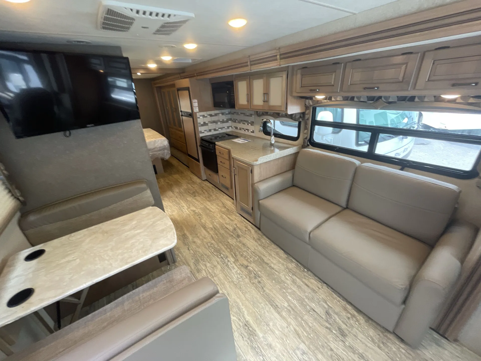 2018 Thor Motor Coach Hurricane 29M — living area main