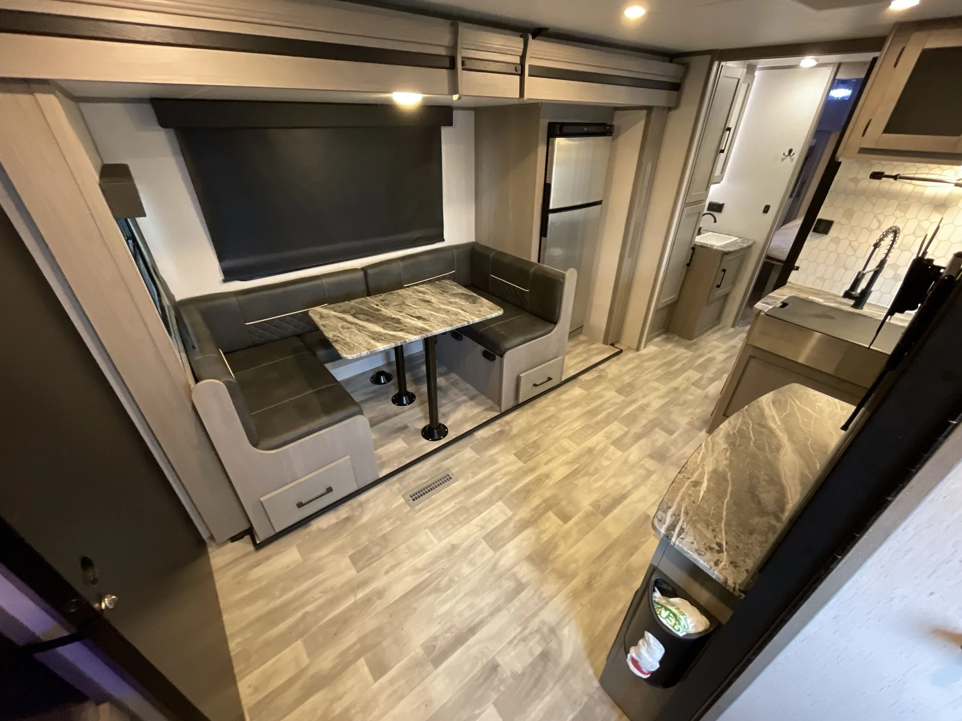 2022 Dutchmen Kodiak Ultra-Lite 250BHSL — living area main