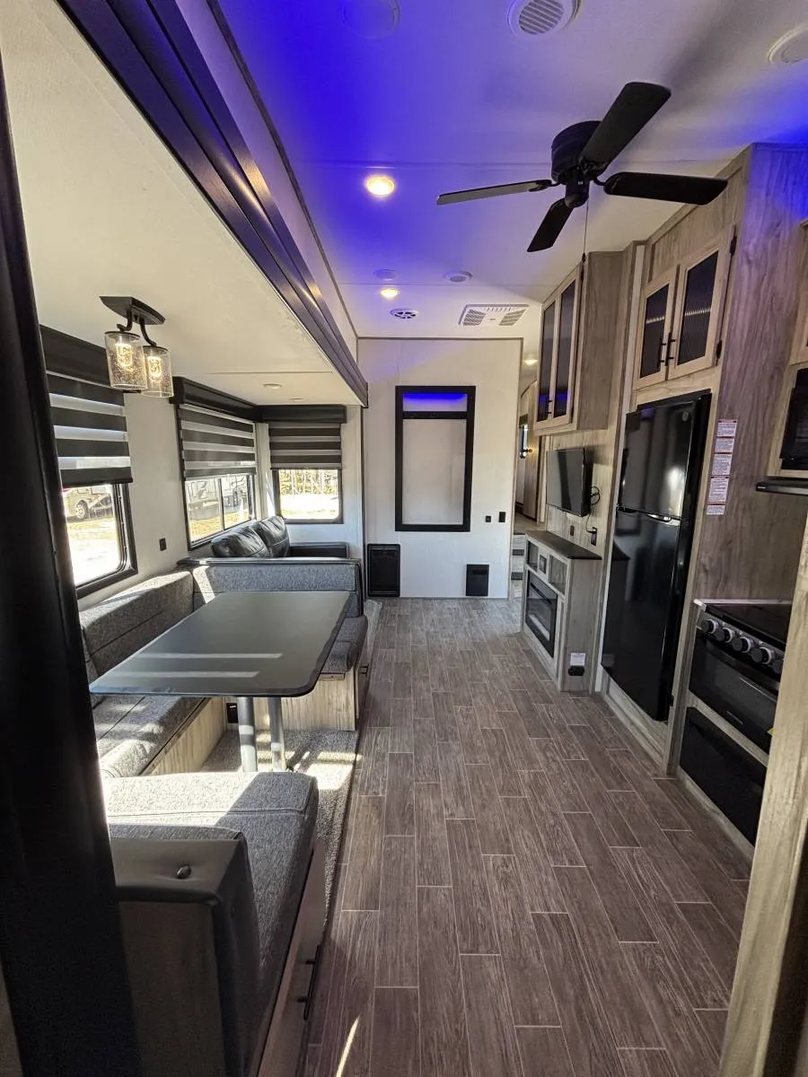 2022 Forest River Cherokee Arctic Wolf 287BH - Photo 4