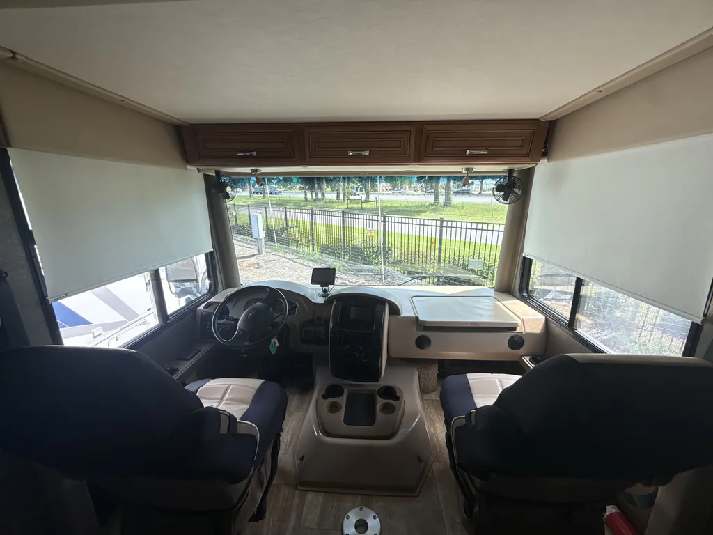 2017 Thor Motor Coach Challenger 37YT, Photos photo 20