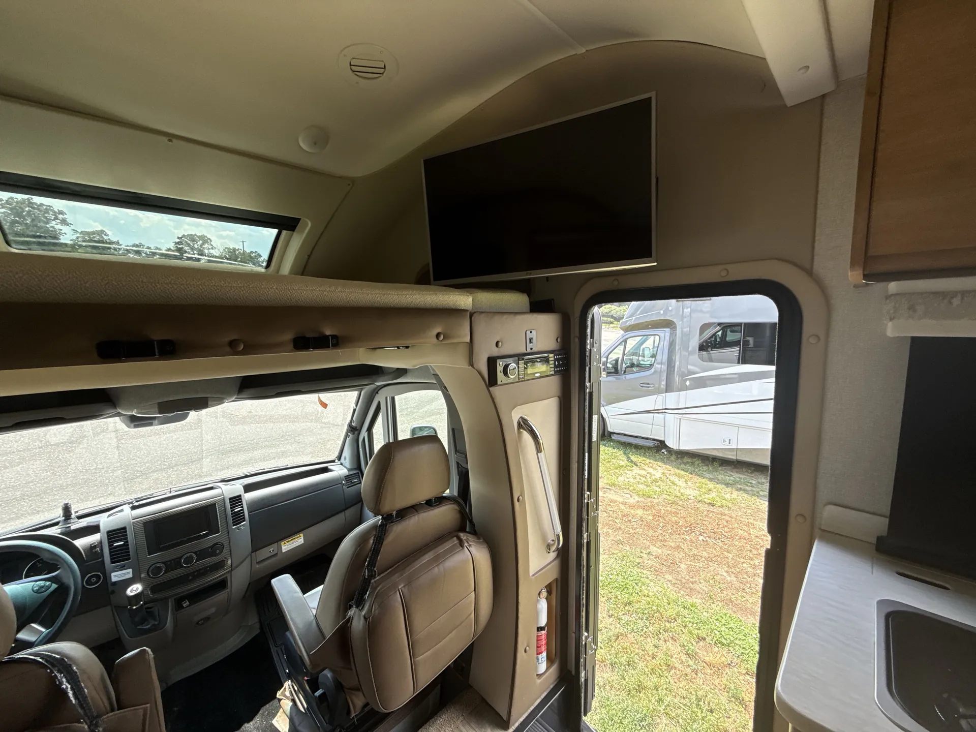 2019 Tiffin Wayfarer 25 QW — living area main