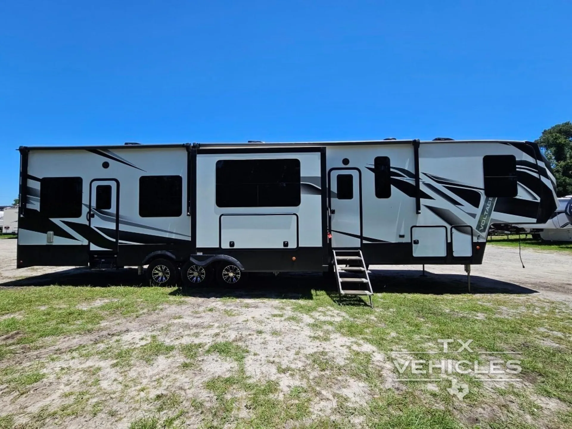 2022 Dutchmen Voltage 4015 dealer photo 2 from TX Vehicles