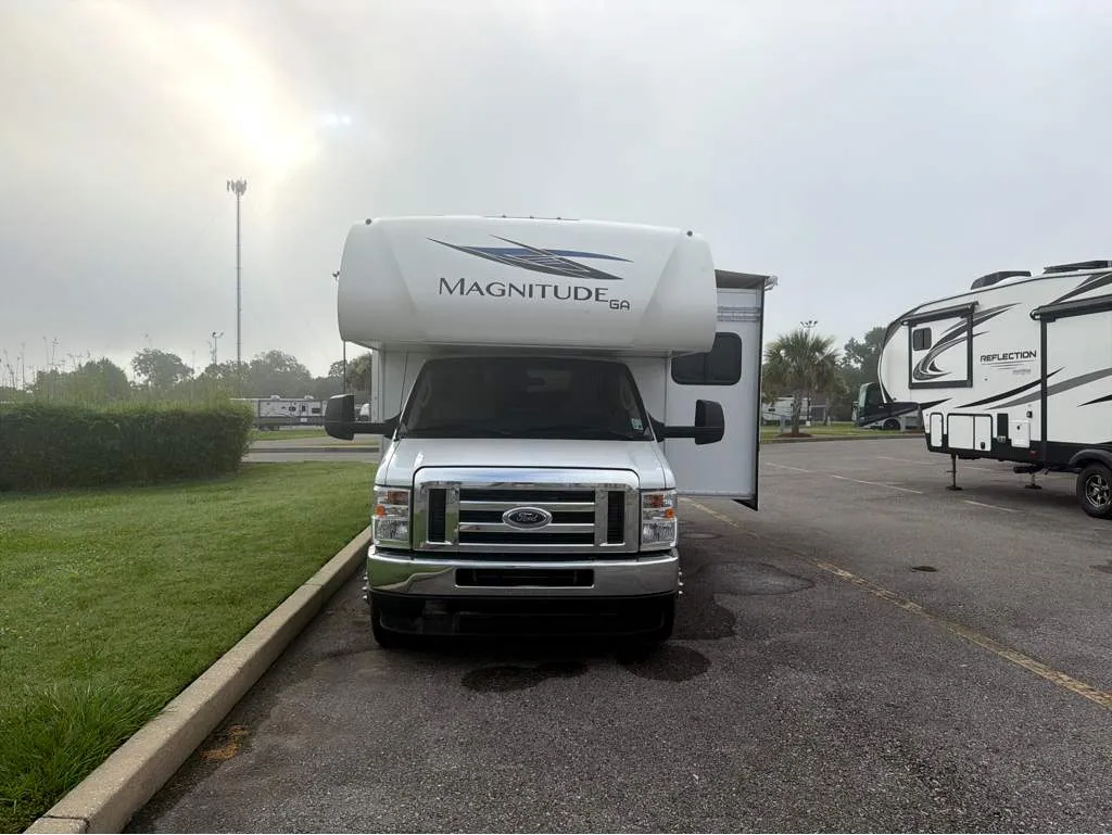 2025 Thor Motor Coach Magnitude GA24 - Photo 2