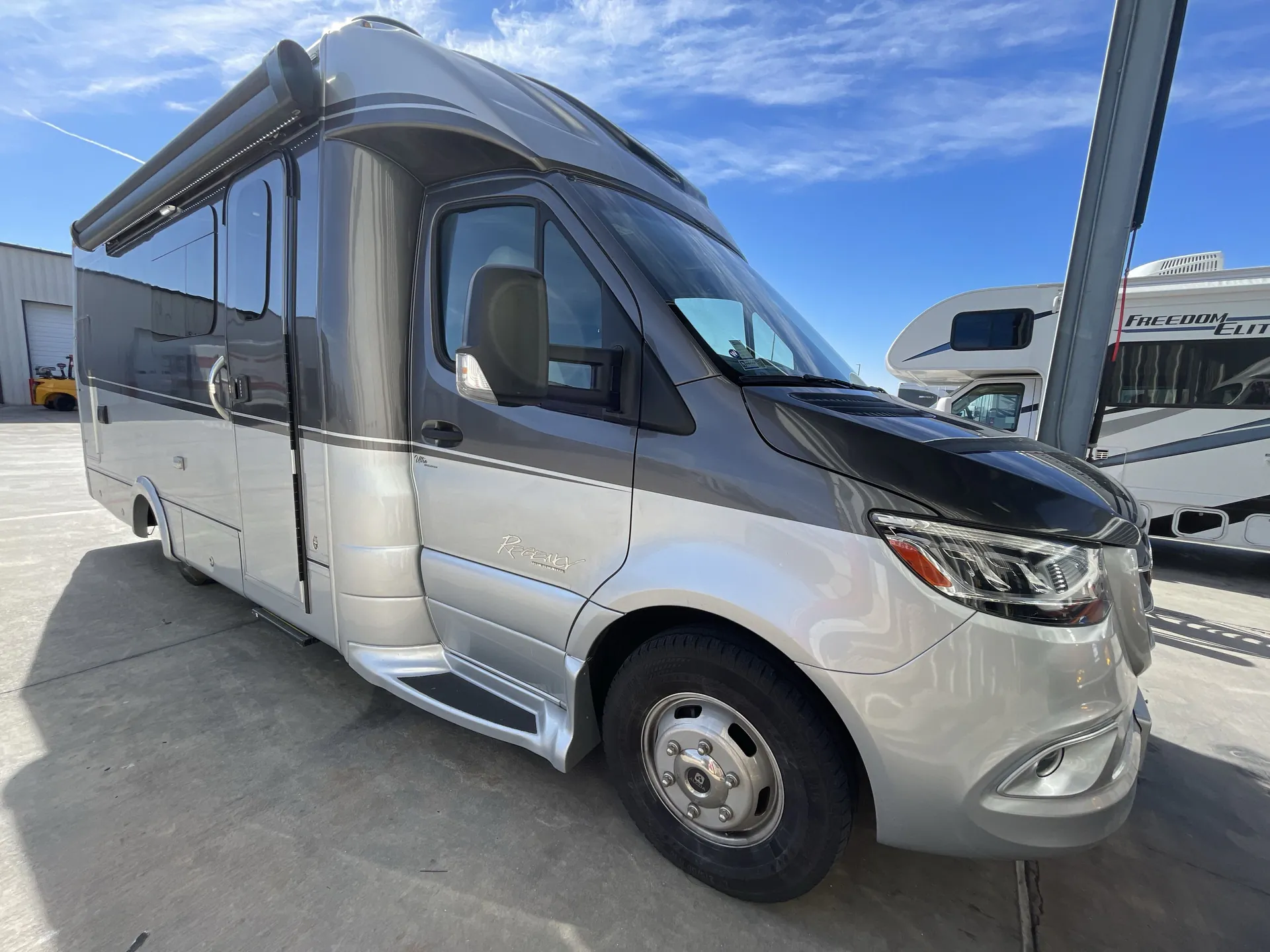 2022 Regency Ultra Brougham 25MB - Photo 2