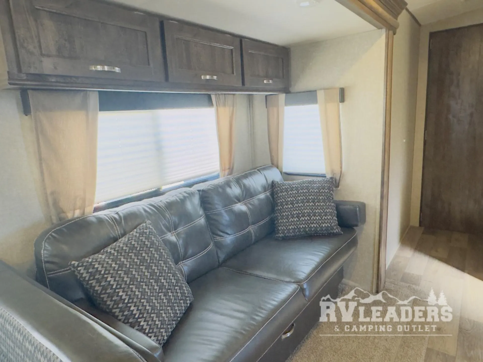 2017 Forest River Vibe 313BHS — Photo 6