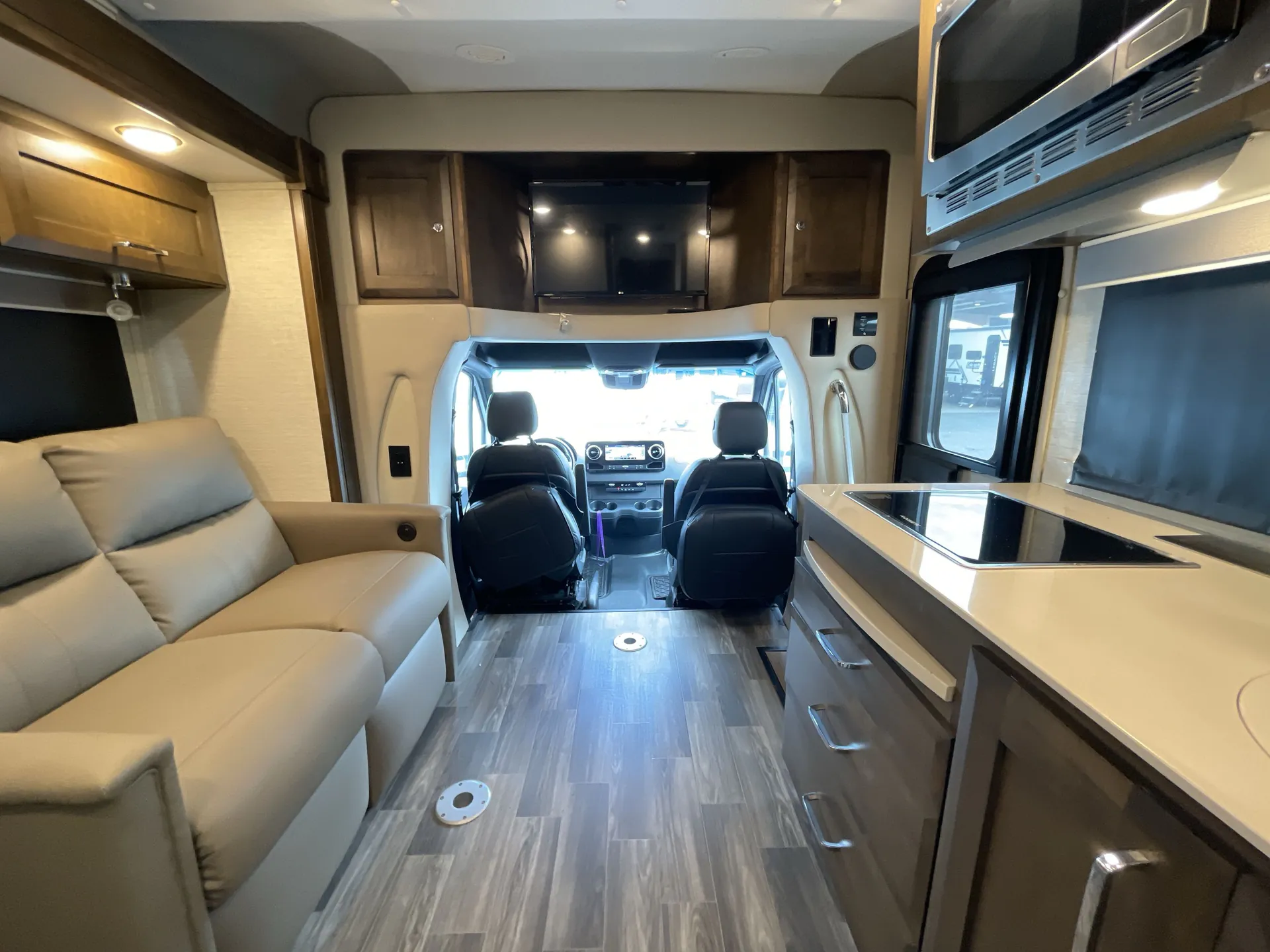 2021 Tiffin Wayfarer 25 TW — living area main
