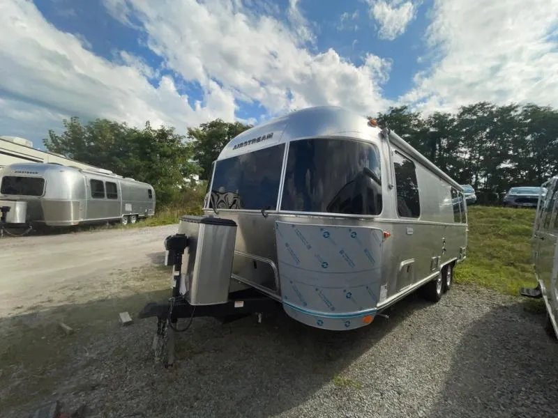 2025 Airstream RV Globetrotter 25FB Twin - Photo 3