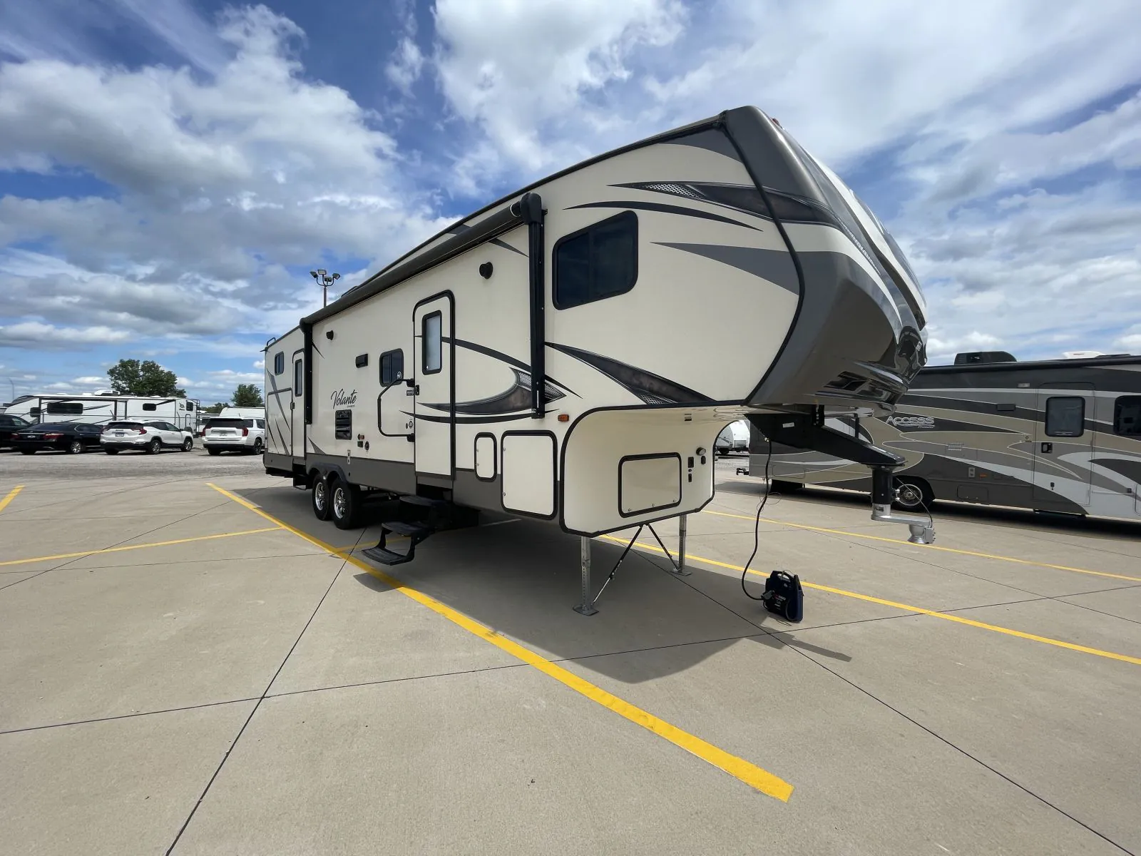 2018 CrossRoads Volante 310BH - Photo 2