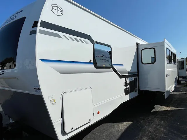 2026 Forest River Cherokee Alpha Wolf 33BH - Photo 4