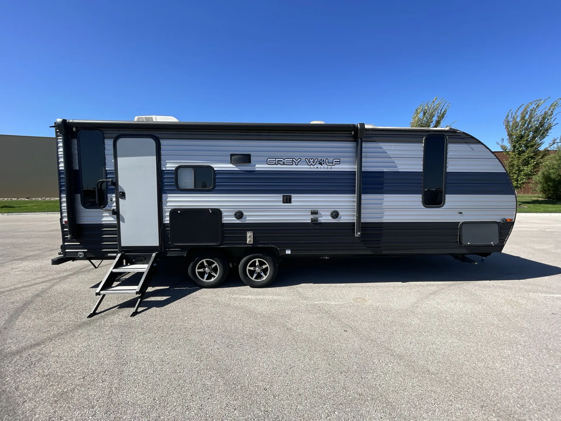 2021 Forest River Cherokee Grey Wolf 23MK — campside