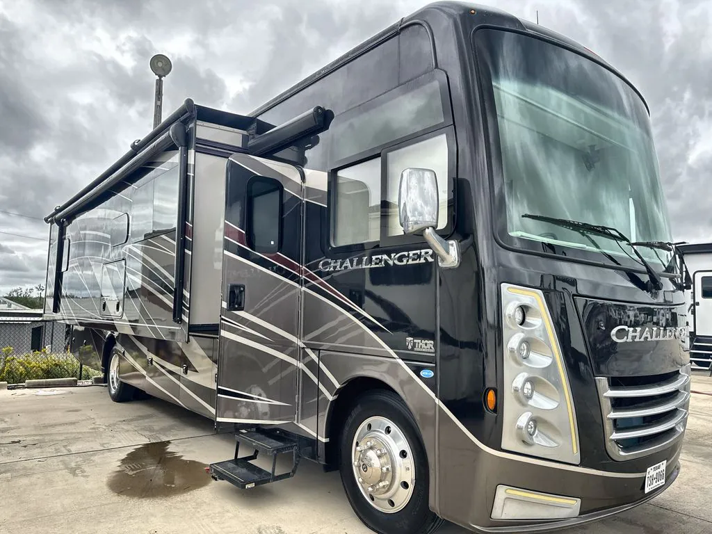 2022 Thor Motor Coach Challenger 35MQ
