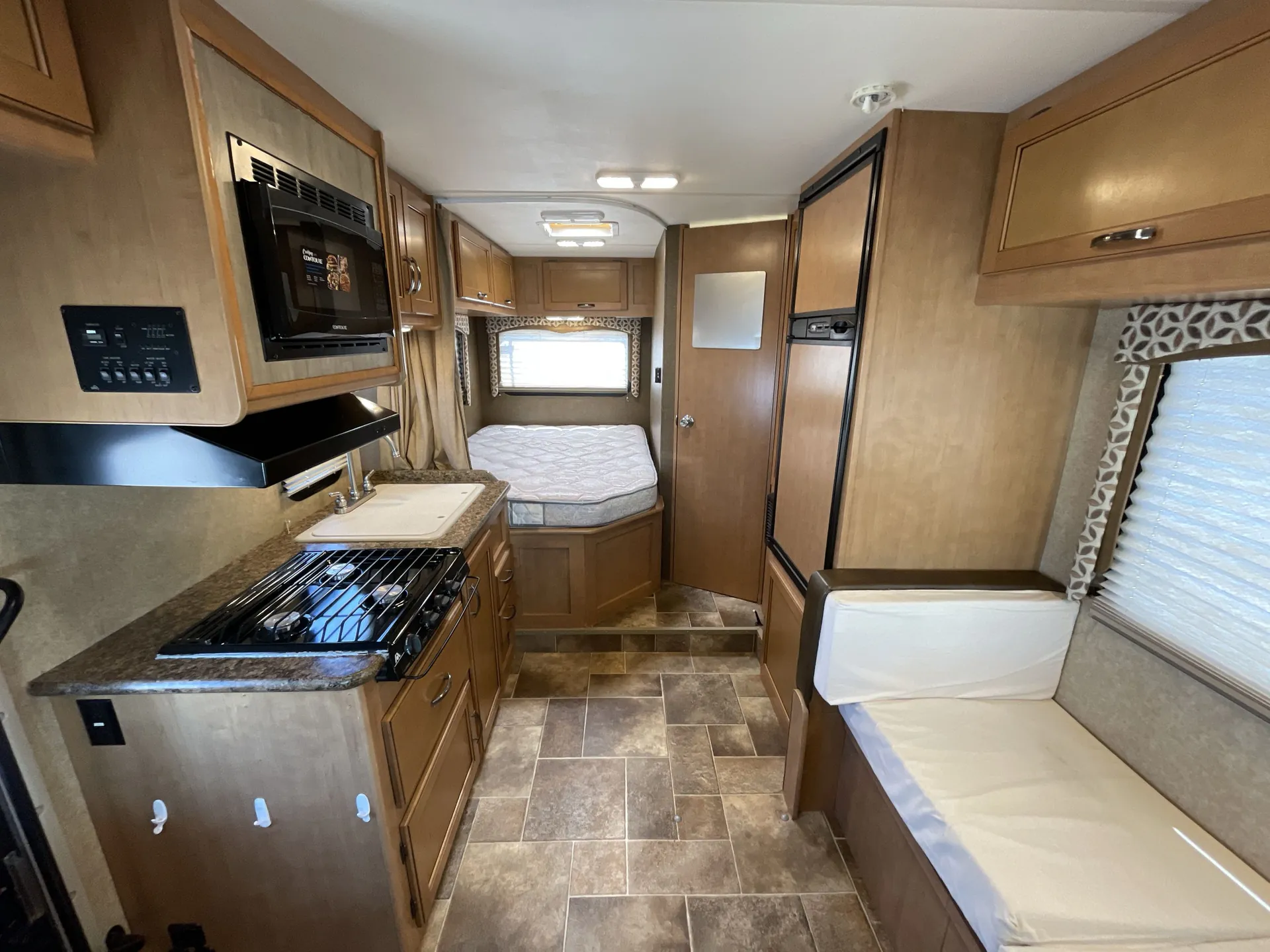 2016 Thor Motor Coach Four Winds 23U — living area main