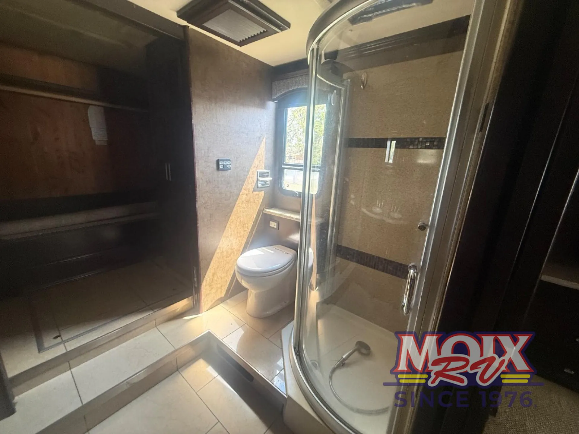 2014 American Coach American Eagle 45T - Photo 3