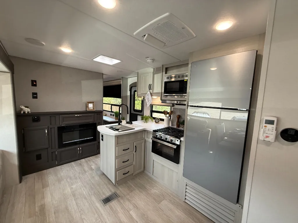 2027 Coachmen Catalina Legacy Edition 343BHTS (2 Queen Beds), Photos photo 61