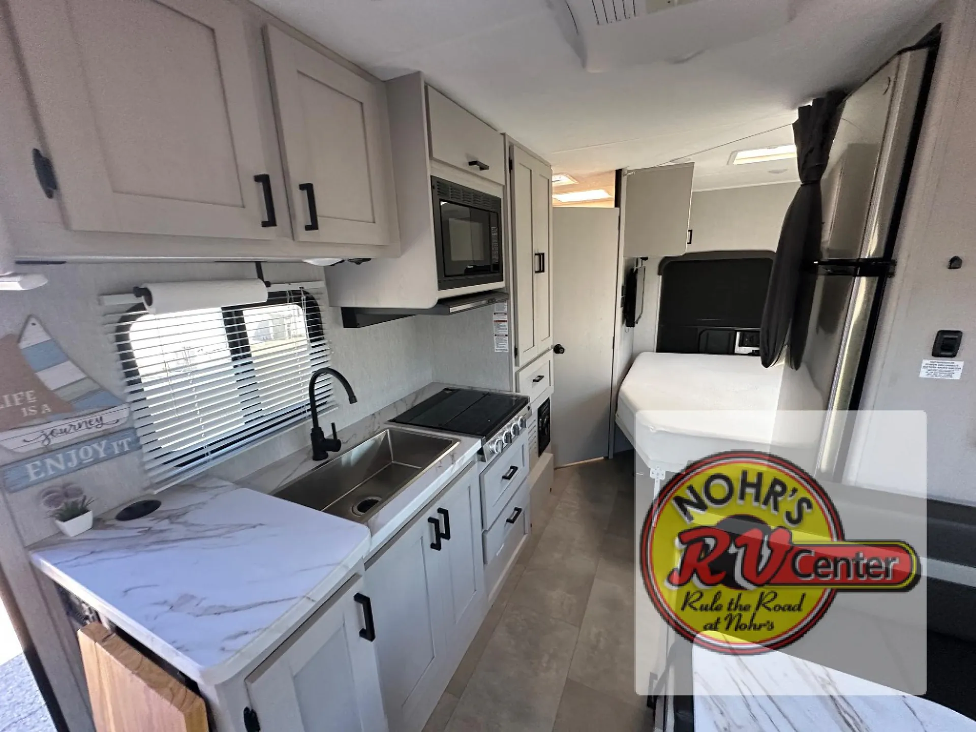 2023 Coachmen Freelander 22XG - Photo 4