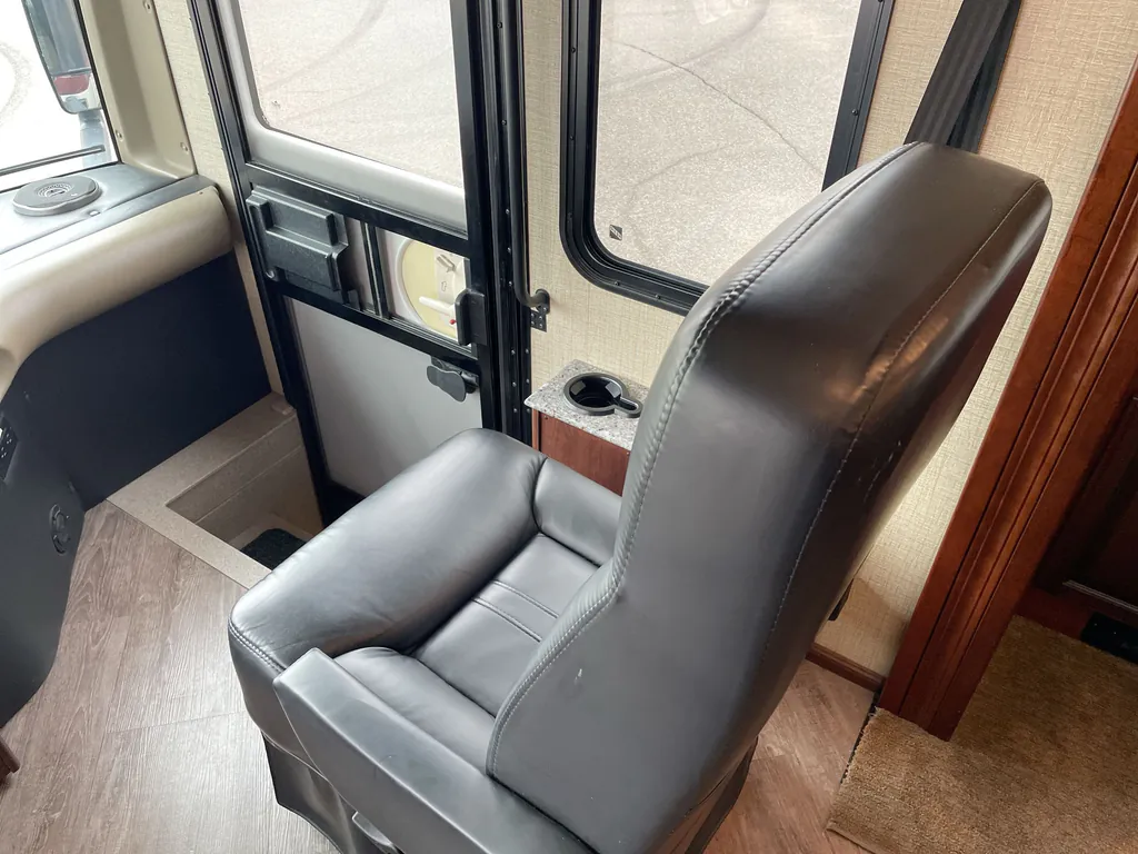 2017 Fleetwood Pace Arrow LXE 38F, Photos photo 39
