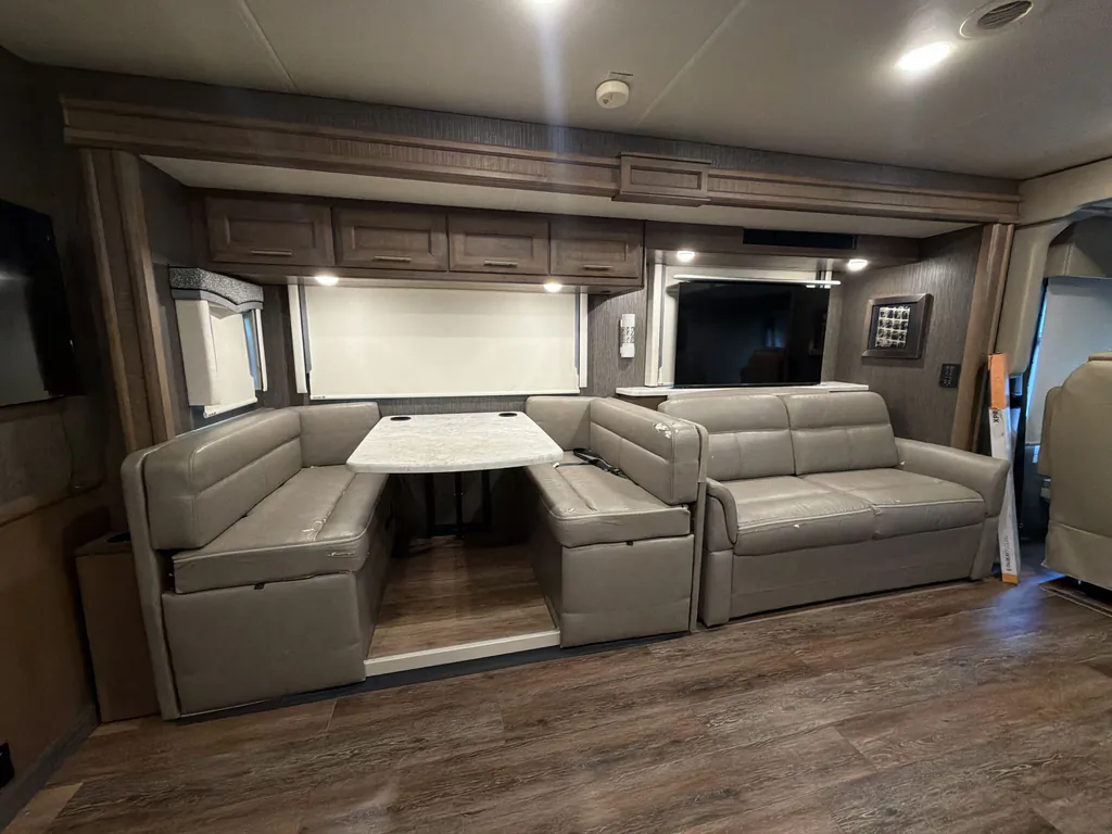 2021 Thor Motor Coach Challenger 35MQ, Photos photo 12