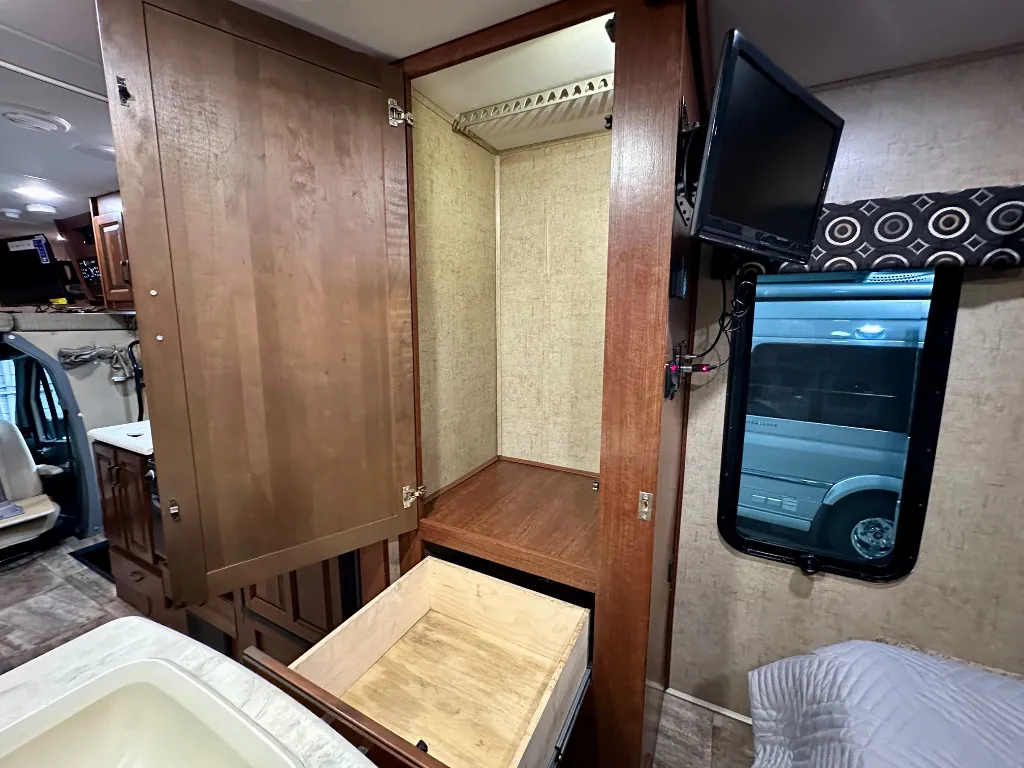 2016 Forest River Sunseeker MBS 2400R — Photo 6