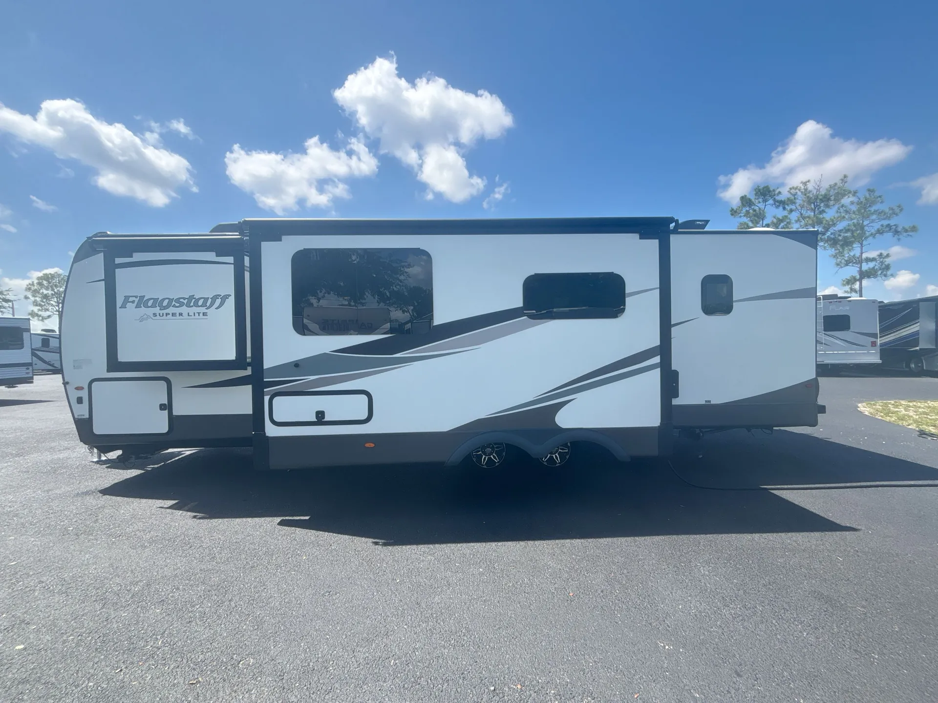 2023 Forest River Flagstaff Super Lite 27BHWS — off campside