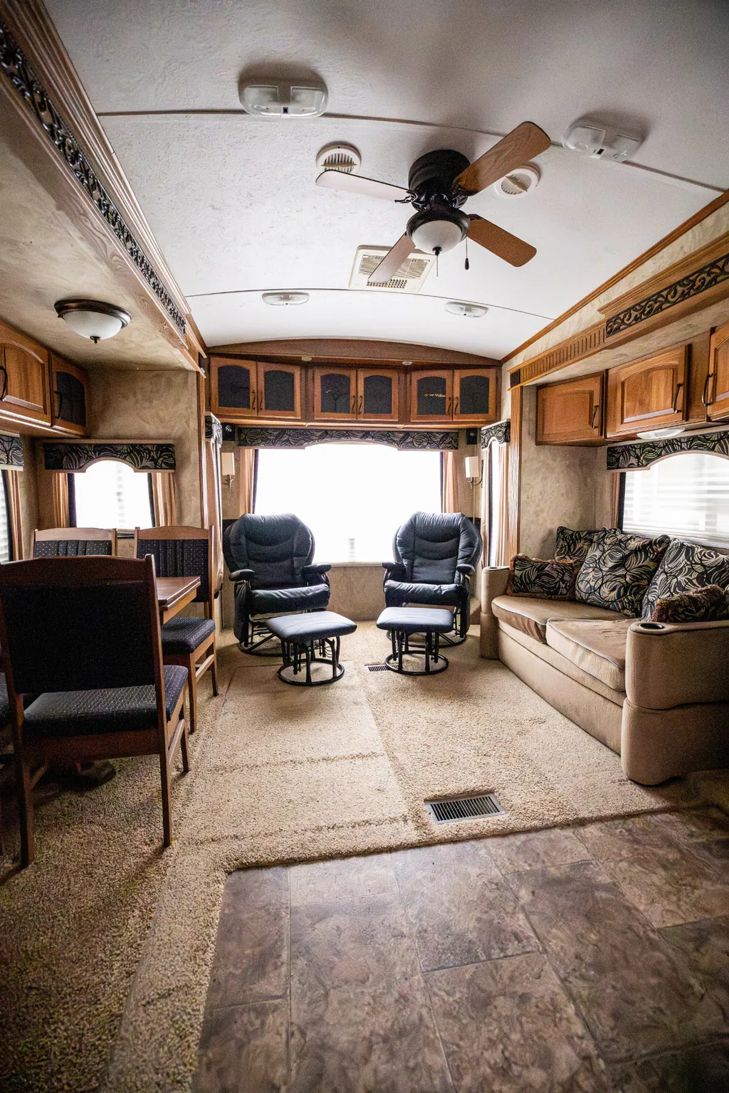 2011 Keystone Montana 3100RL, Photos photo 3