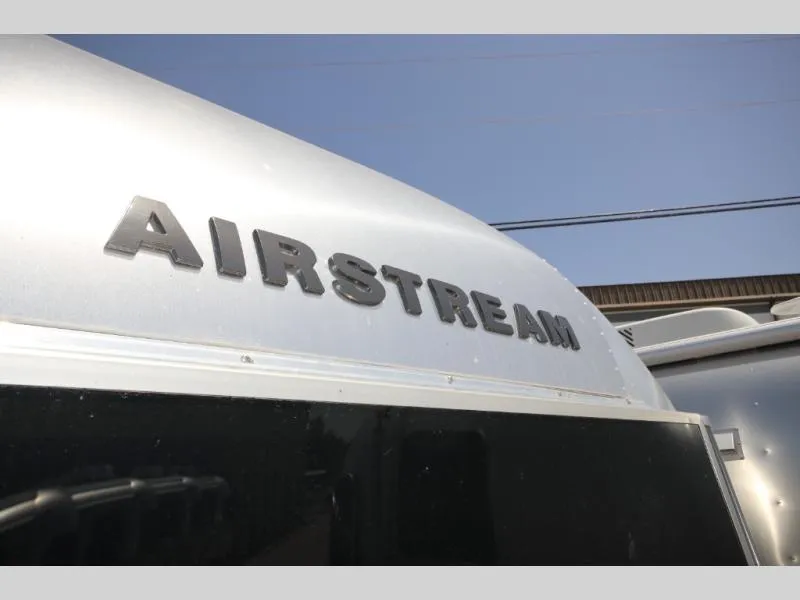 2025 Airstream International 27FB - Photo 3
