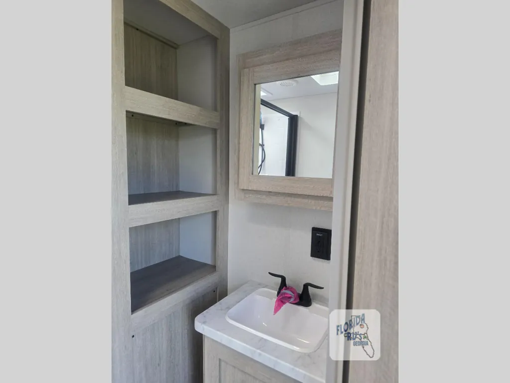 2027 East to West Della Terra 272RL, Photos photo 39