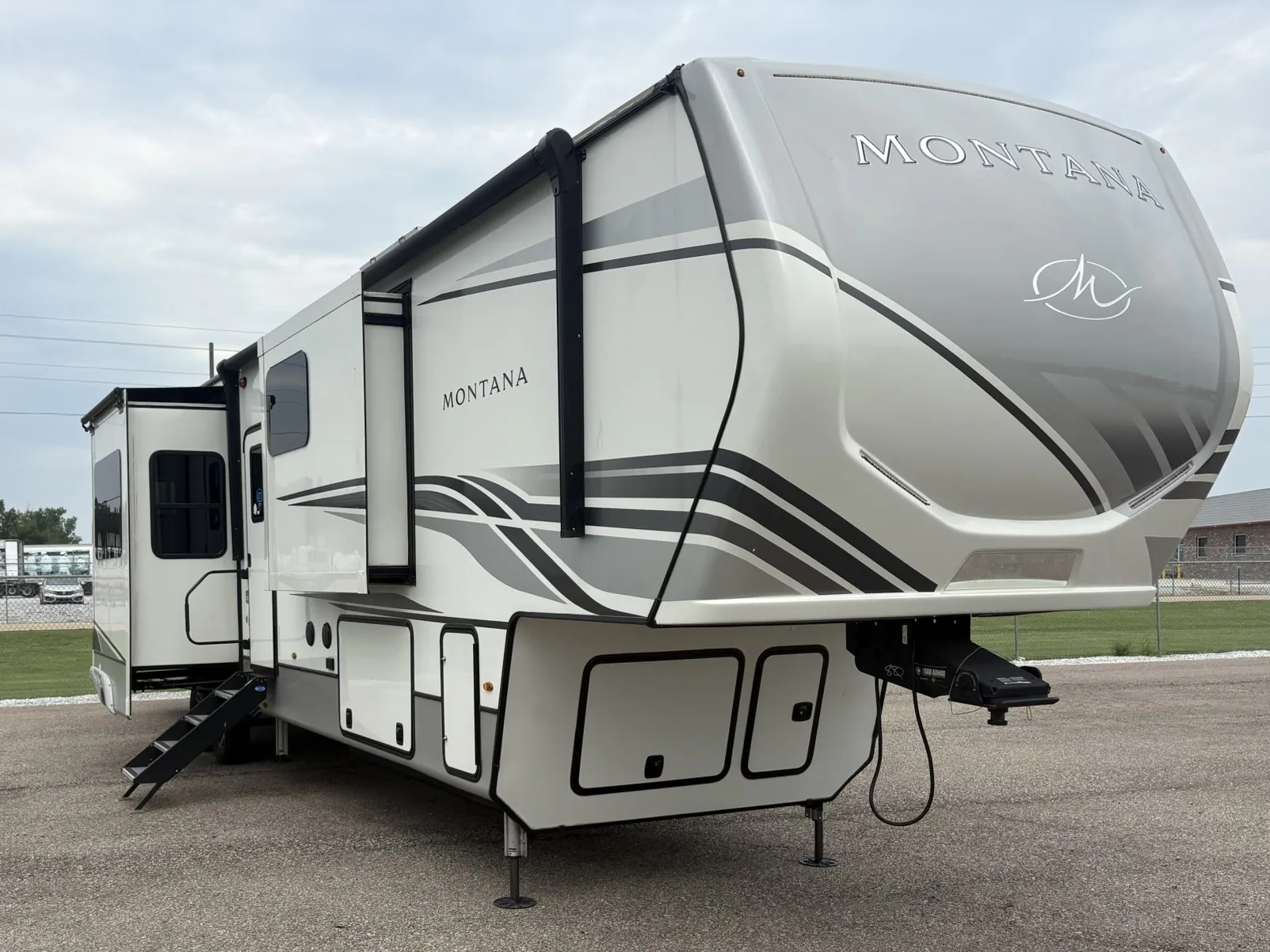 2023 Keystone Montana 3901RK - Photo 2