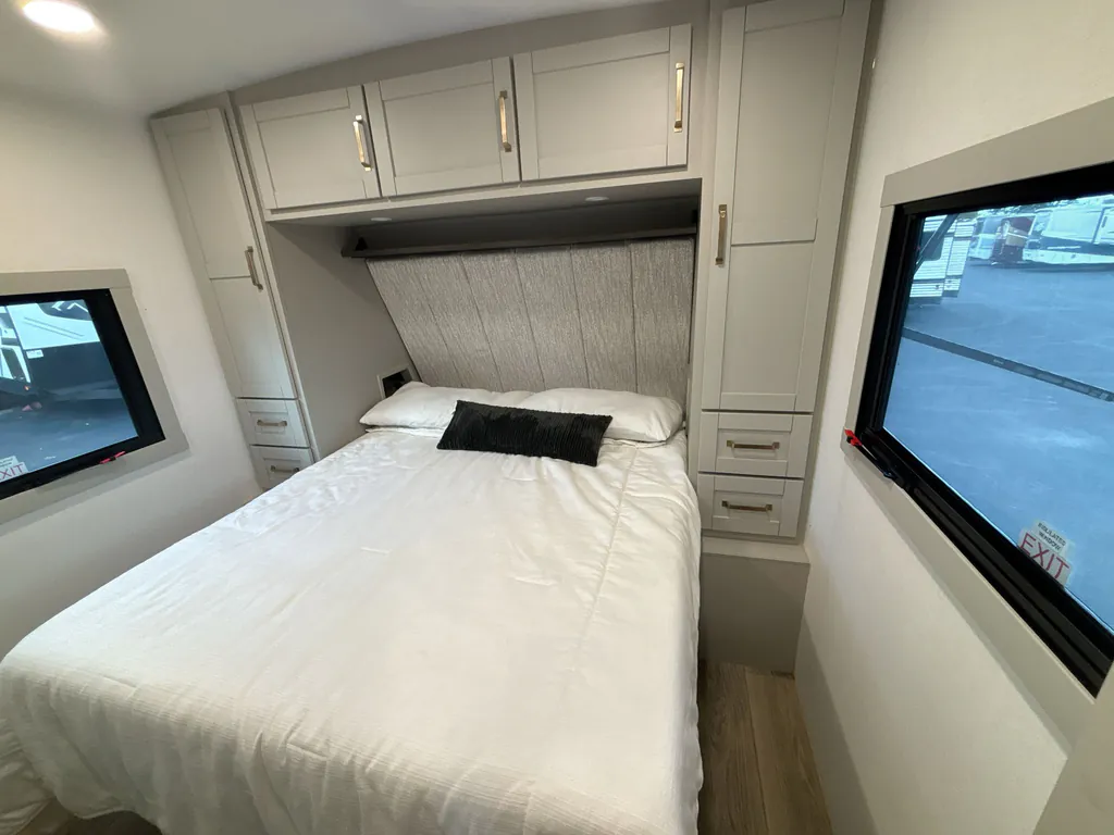 2025 Brinkley Model Z AIR 295, Photos photo 16