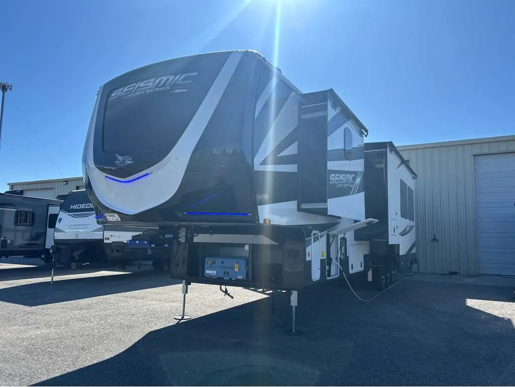 2025 Jayco Seismic Luxury Series 4113 - Photo 3