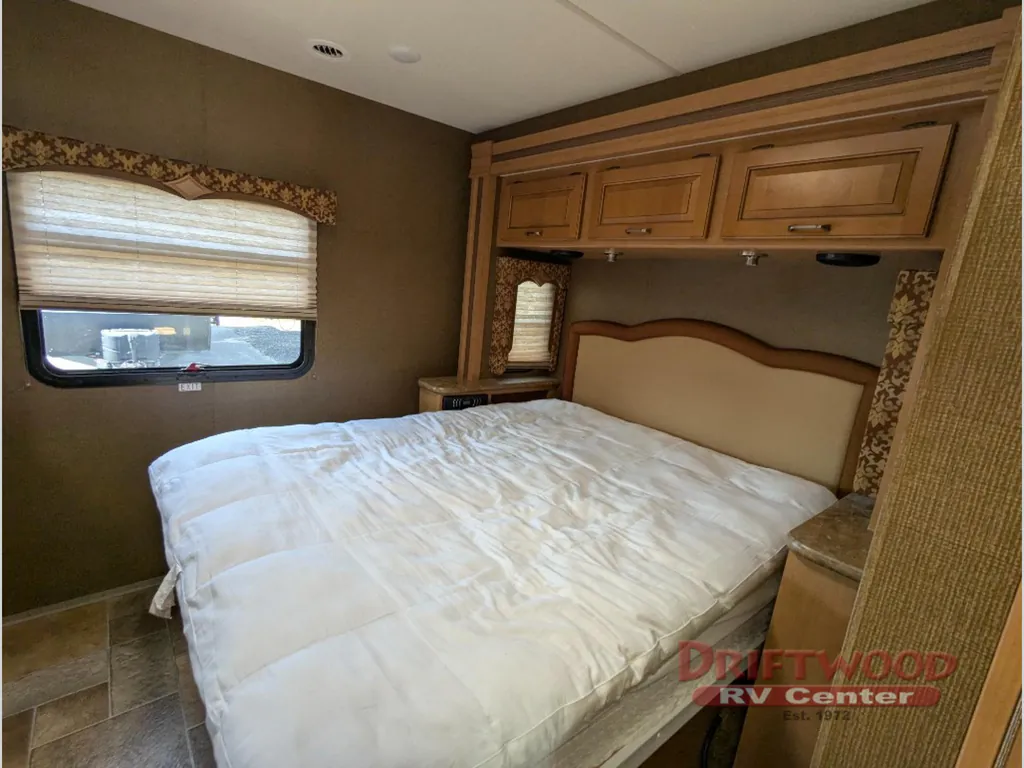 2016 Thor Motor Coach Hurricane 31S, Photos photo 30