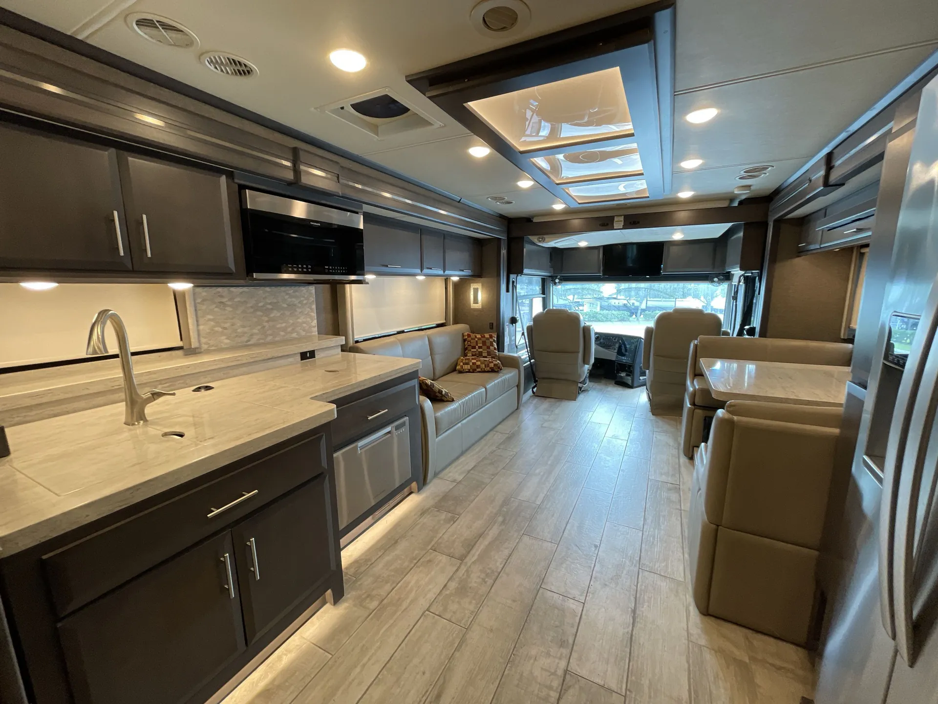 2021 Thor Motor Coach Venetian B42 — living area main