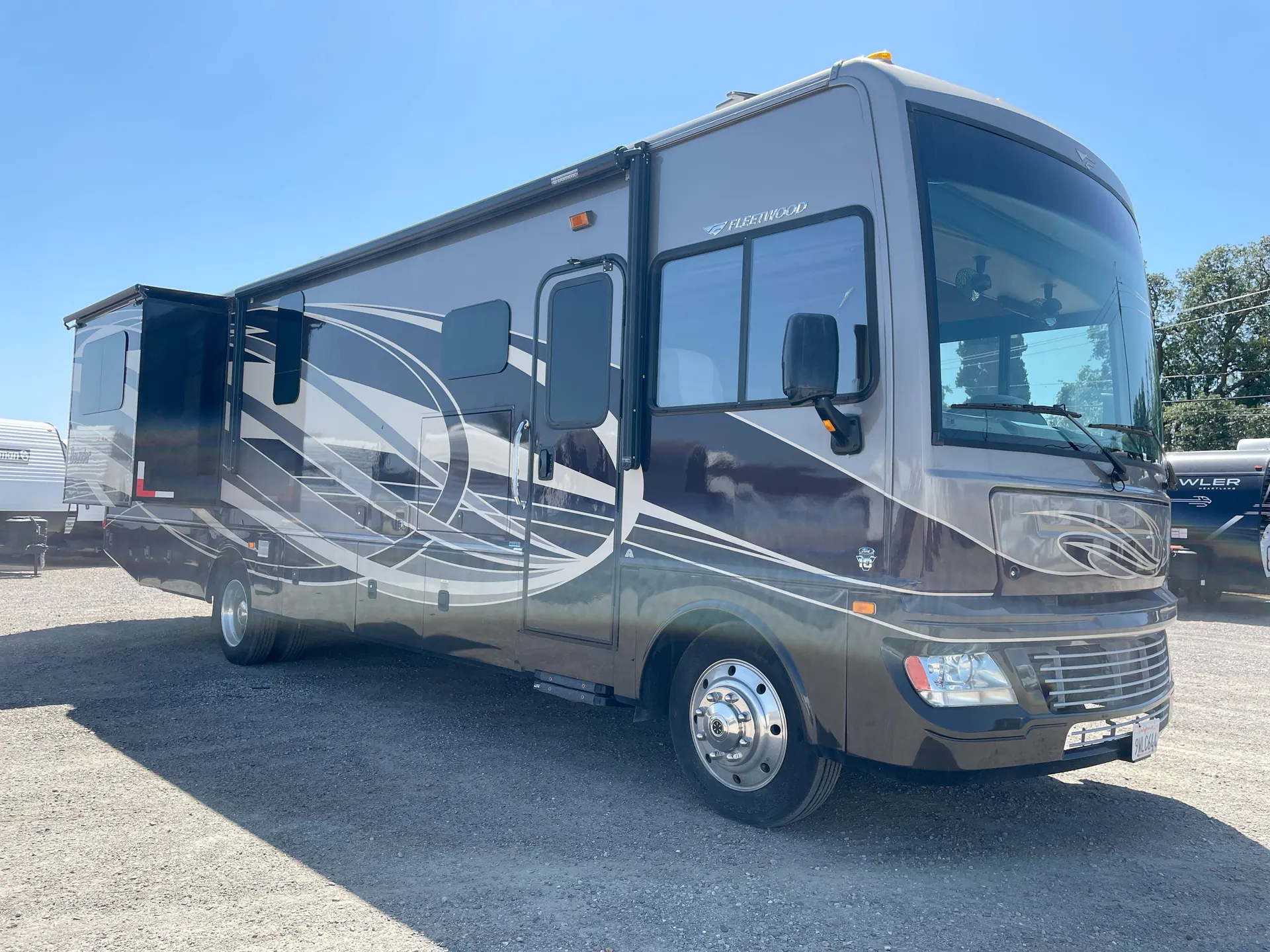 2015 Fleetwood Bounder 35K - Photo 2