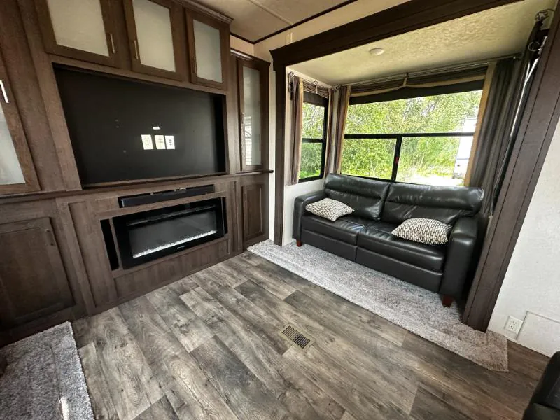 2018 Forest River Salem Villa Estate 395RET, Photos photo 13