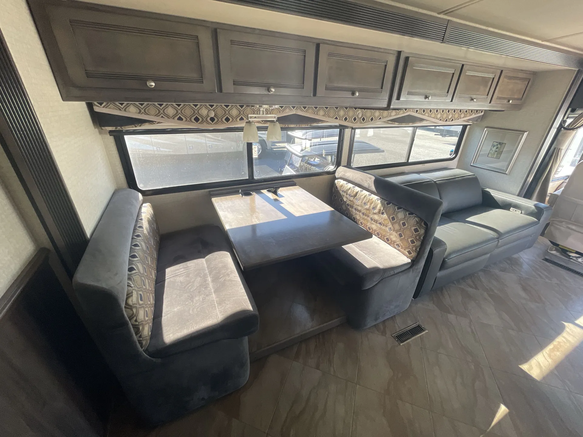 2018 Winnebago Sightseer 36Z — living area main