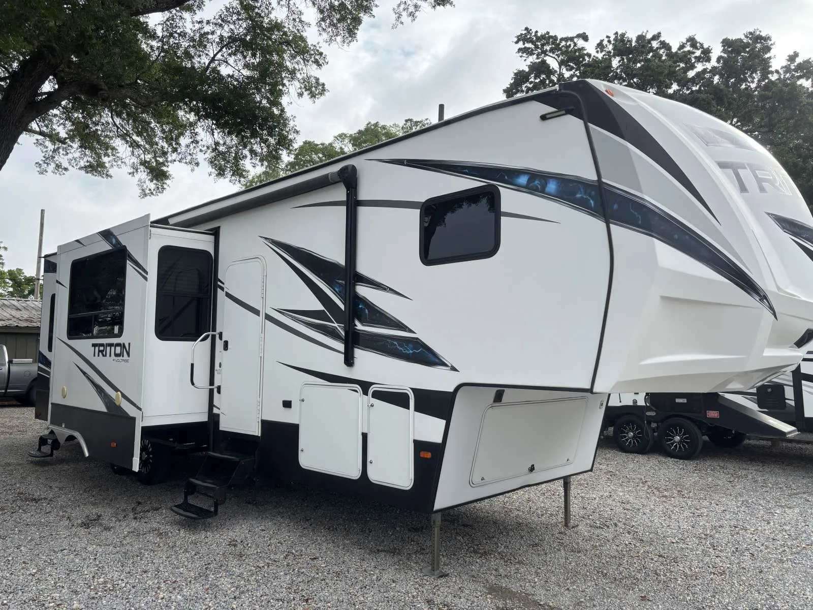 2017 DUTCHMEN TRITON 3551 - Photo 2