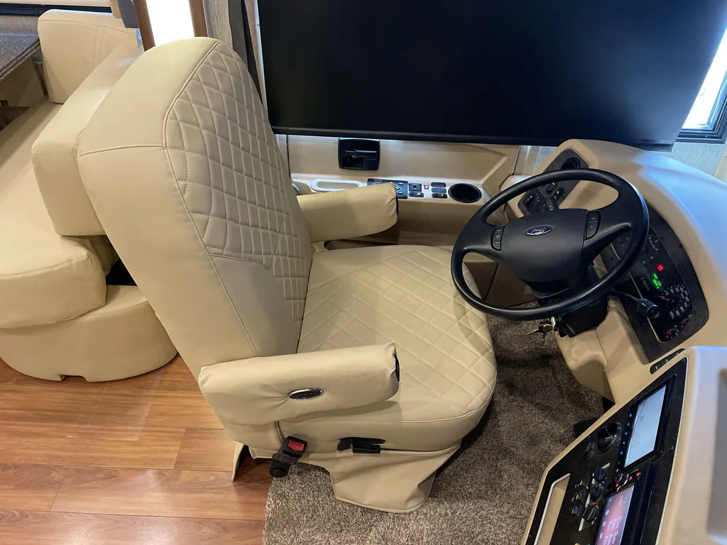 2016 Newmar Canyon Star 3921, Photos photo 38
