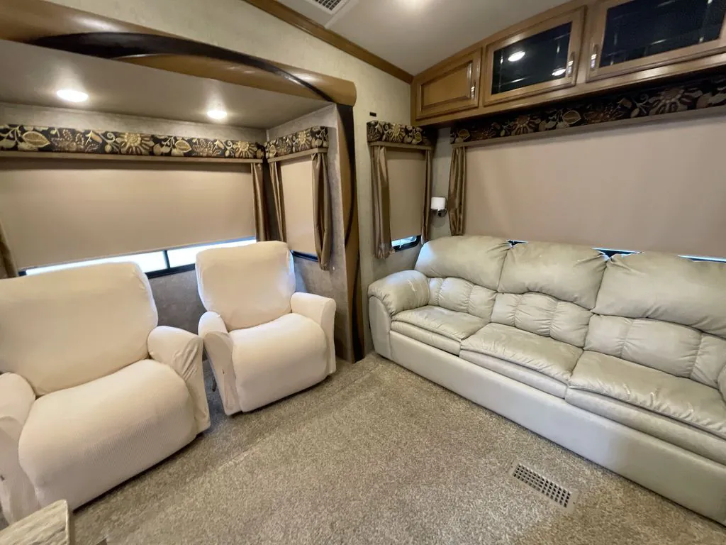 2018 Forest River Cedar Creek Hathaway Edition 34RL2 — Photo 6
