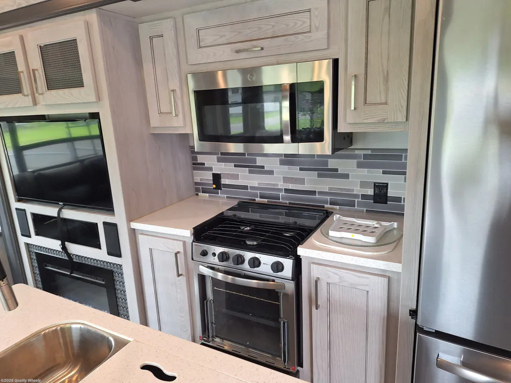 2022 Keystone Montana High Country 385BR, Photos photo 21