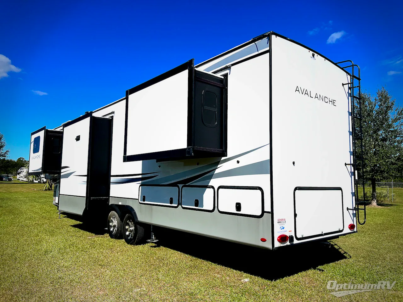 2023 Keystone Avalanche 360FL - Photo 3