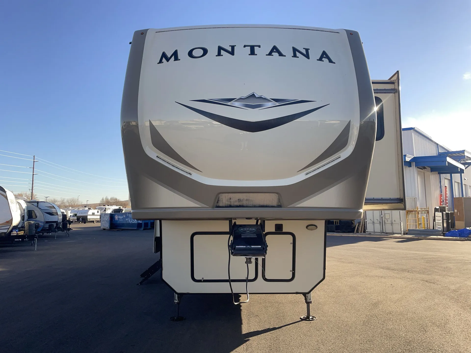 2019 Keystone Montana 3700LK — front