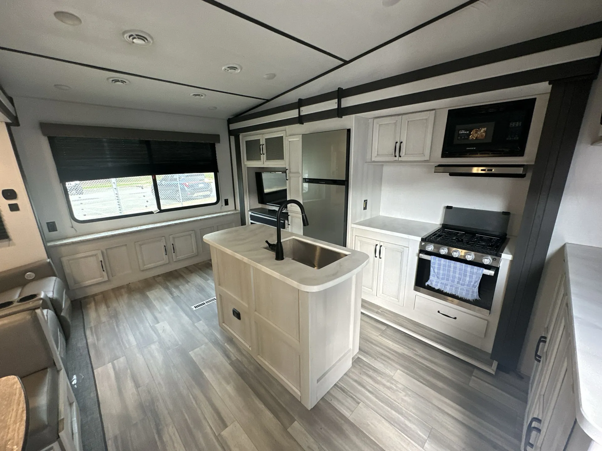 2023 Keystone Sprinter 31MB — living area main