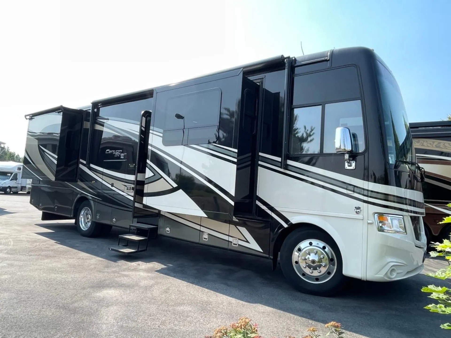 2020 Newmar Canyon Star 3513 - Photo 2