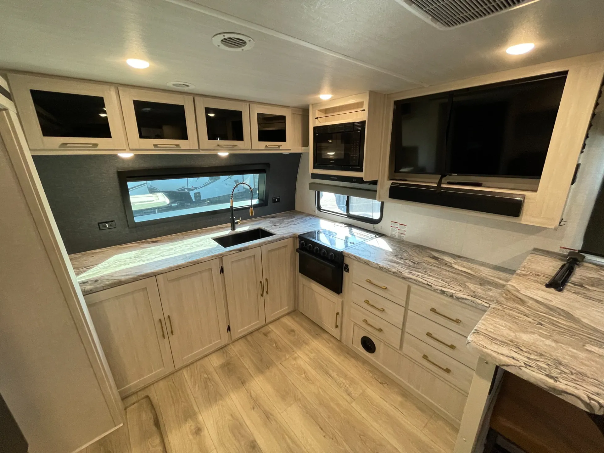 2024 Forest River Grand Surveyor 268FKBS - Photo 4