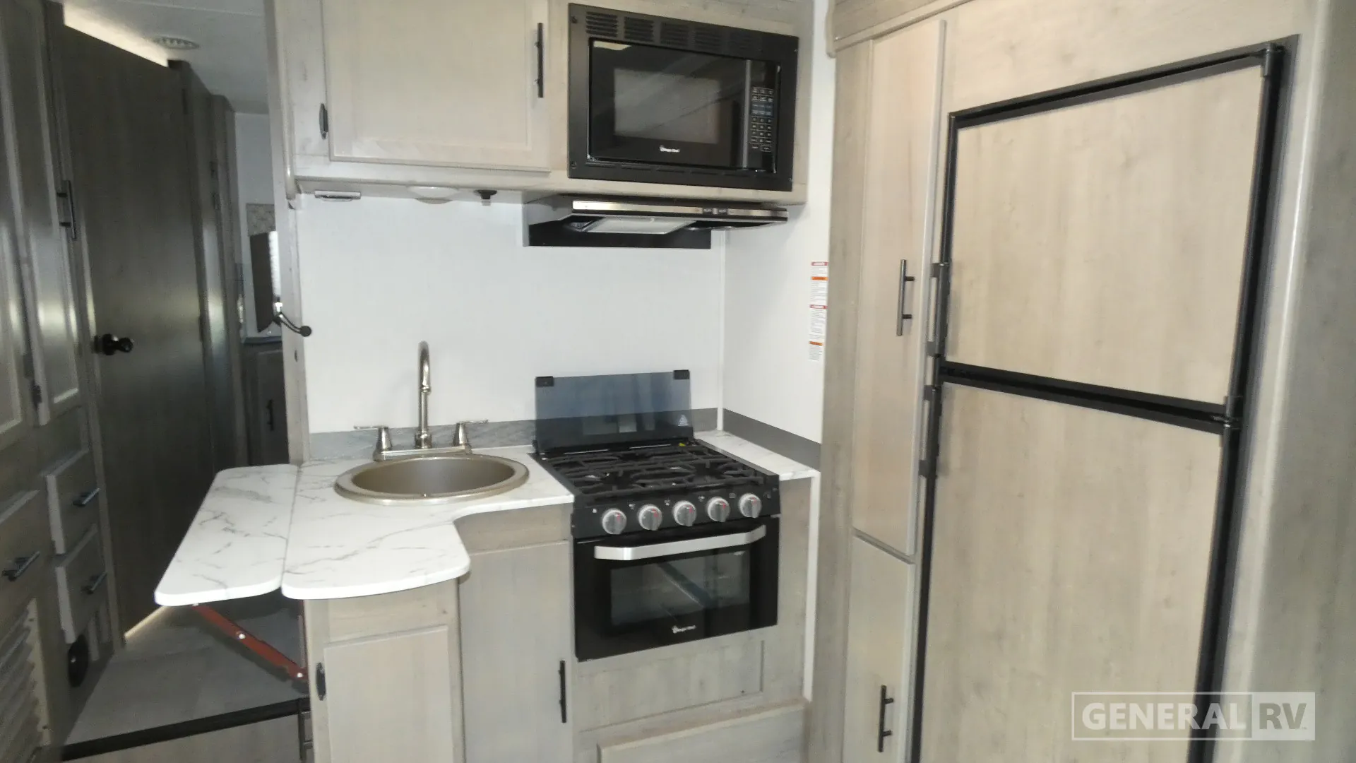 2021 Coachmen Freelander 26DS - Photo 4
