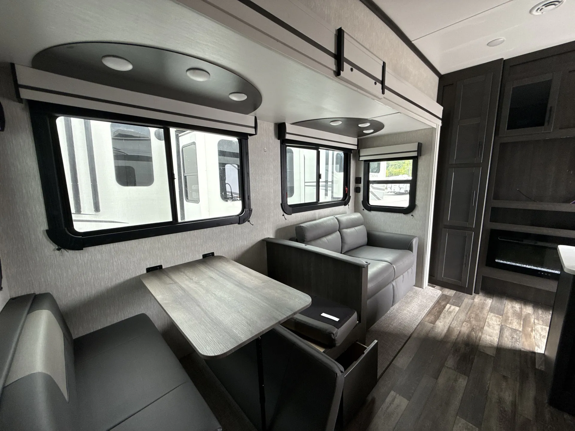2023 CrossRoads Cruiser 32BH — living area main