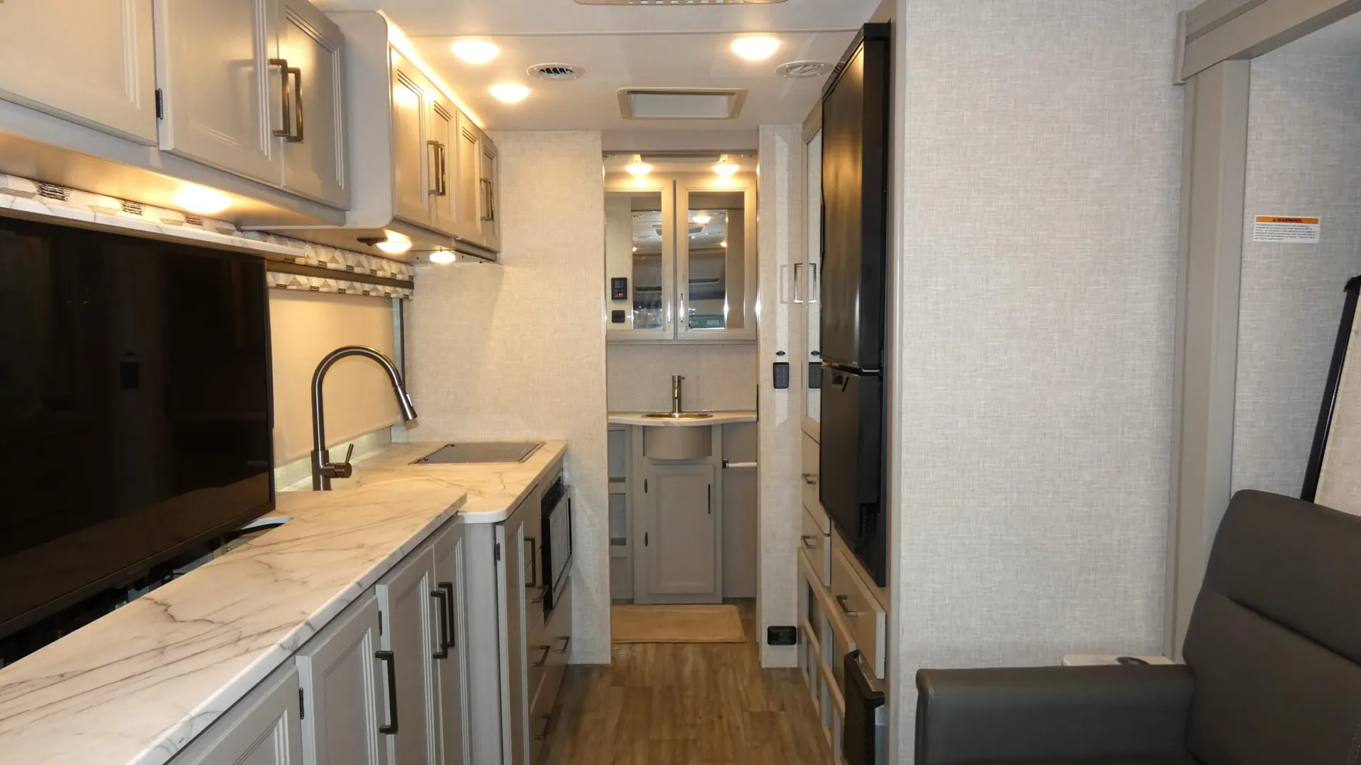 2024 Thor Motor Coach Gemini 23TE - Photo 3